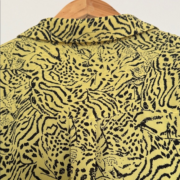 Tahari Women's Casual Button Down Shirt in Yellow and Black Print - Picture 6 of 6